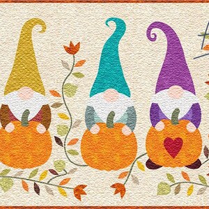 Peut inclure: Une pièce rectangulaire décorative représentant sept gnomes, chacun tenant une citrouille orange. Les gnomes portent des chapeaux de différentes couleurs, dont vert, rose, jaune, turquoise, violet, orange et bleu. La pièce est ornée de feuilles d'automne et du texte "Angie Padilla".