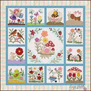 Op de afbeelding: Een kleurrijke patchworkquilt met grillige tuintaferelen. Elke vierkant toont charmante illustraties van feeën, vogels, insecten en bosdieren. De quilt heeft een gestreepte rand en is gesigneerd door Angie Padilla.