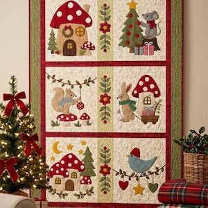 Puede incluir: Un edredón rectangular para colgar en la pared con seis paneles que presentan escenas navideñas aplicadas, incluyendo casas de hongos, un ratón decorando un árbol, una ardilla, un conejo con un carrito y un pájaro, con un borde verde y rojo.