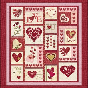 Könnte beinhalten: Eine Patchwork-Decke mit Valentinstag-Motiv. Die Decke besteht aus verschiedenen Quadraten mit unterschiedlichen Designs, darunter Herzen, Blumen und die Worte "love", "you" und "me".
