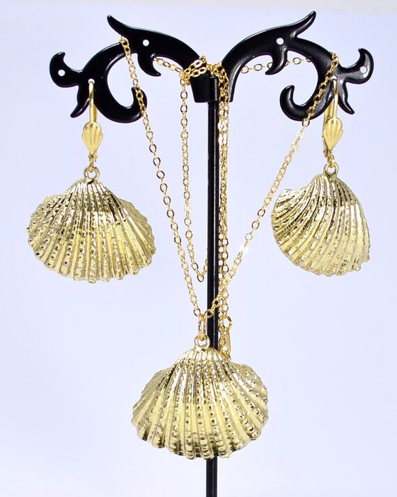 EOGOW Gold Shell Jewelry Set - Seashell Stud Earrings & Pendant Necklace, 14K Gold Plated
