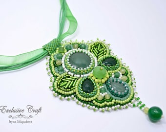 Grüne Jade Anhänger - Perlen gestickte Statement Schmuck - Smaragd Akzent Edelstein - Geschenk für Sie