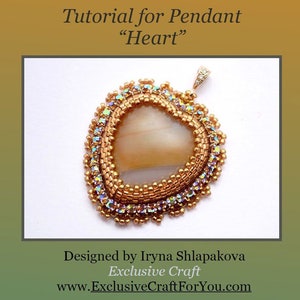 Może przedstawiać: Obraz instruktażowy wisiorka w kształcie serca. Wisiorek ma centralny kamień z brązowo-beżowym wzorem, otoczony złotymi koralikami i iryzującymi kryształami. Tekst brzmi "Tutorial dla Wisiorka 'Serce'" i "Zaprojektowane przez Irynę Shlapakovą."