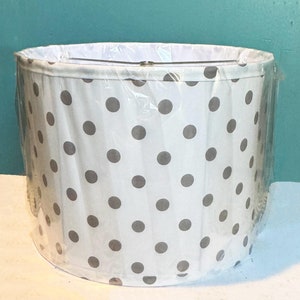 Handgemachtes Weiß mit Taupe Polka Dots Voll gerahmter und gefütterter Baumwollgewebe Trommel-Stehlampenschirm: 15 &quot;&quot;Oben x 15,5&quot; unten x 11,5&quot; hoch