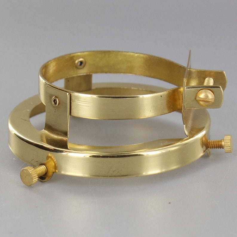 Puede incluir: Anillo de pantalla de l&aacute;mpara de lat&oacute;n con dos tornillos ajustables. El anillo est&aacute; dise&ntilde;ado para sujetar una pantalla de l&aacute;mpara en su lugar.