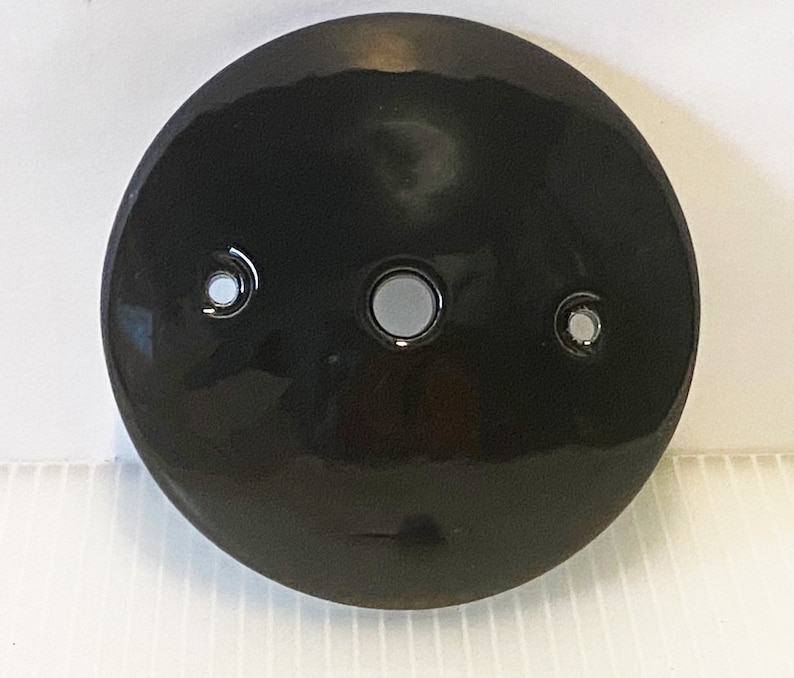 Pu&ograve; includere: Piastra da soffitto rotonda in ceramica nera con tre fori per il cablaggio elettrico.