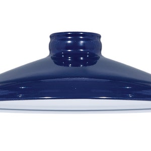 Puede incluir: Una pantalla de l&aacute;mpara de metal azul oscuro con interior blanco. La pantalla tiene una parte superior redondeada y una base ancha y plana.