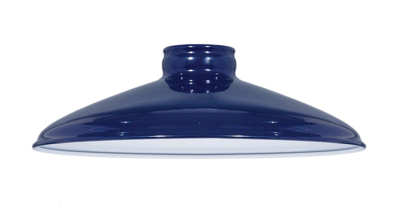 Puede incluir: Una pantalla de l&aacute;mpara de metal azul oscuro con interior blanco. La pantalla tiene una parte superior redondeada y una base ancha y plana.