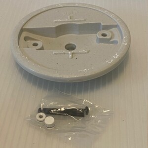 Pu&ograve; includere: Una piastra di montaggio per ventilatore a soffitto in ceramica bianca con la scritta "GELLP" stampata su di essa. La piastra viene fornita con due viti nere e due tappi di plastica bianchi.