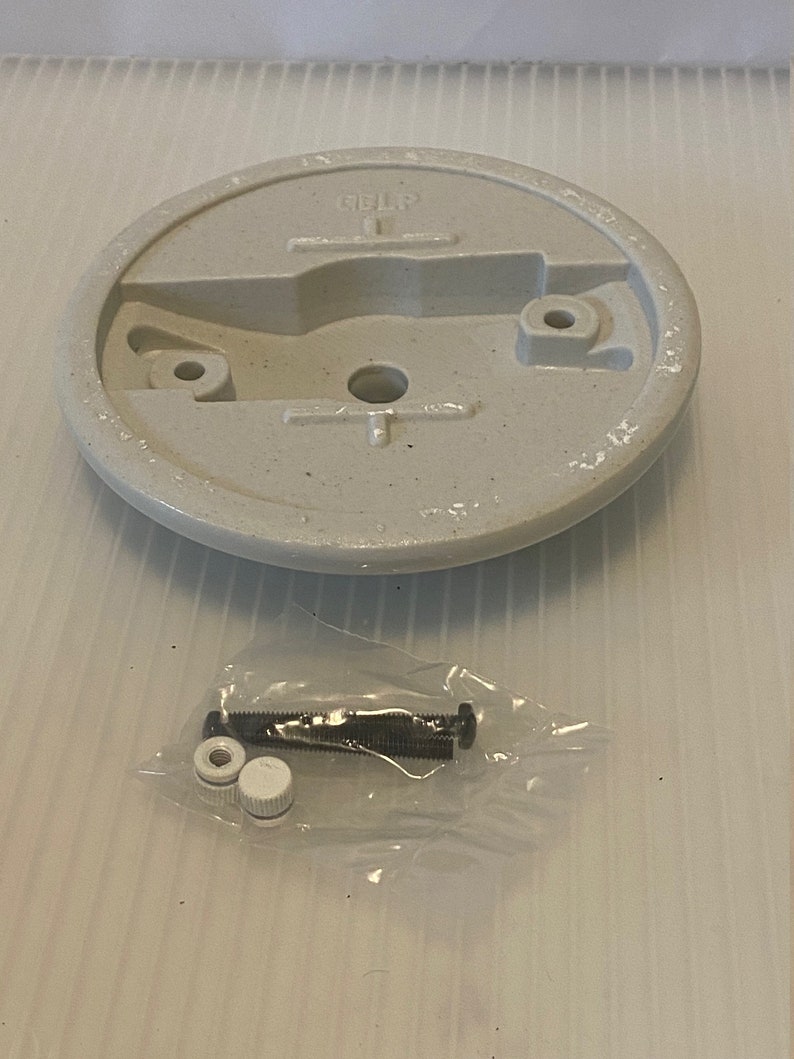 Pu&ograve; includere: Una piastra di montaggio per ventilatore a soffitto in ceramica bianca con la scritta "GELLP" stampata su di essa. La piastra viene fornita con due viti nere e due tappi di plastica bianchi.
