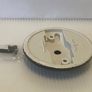 Pu&ograve; includere: Plafoniera in ceramica bianca con bordo nero. La plafoniera ha un solo foro per una lampadina e due piccoli fori per le viti di montaggio. La plafoniera &egrave; confezionata con due viti nere.