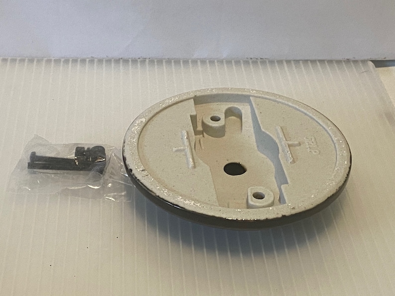 Pu&ograve; includere: Plafoniera in ceramica bianca con bordo nero. La plafoniera ha un solo foro per una lampadina e due piccoli fori per le viti di montaggio. La plafoniera &egrave; confezionata con due viti nere.