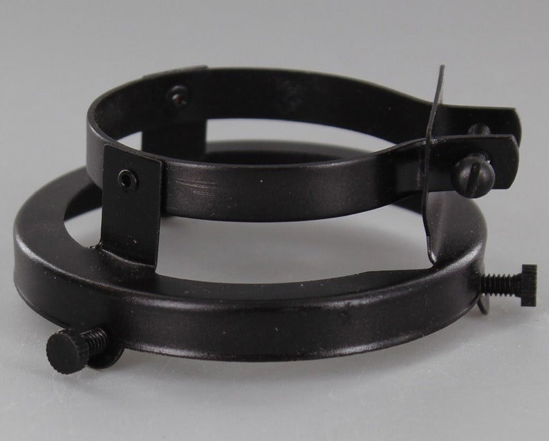 Puede incluir: Porta-pantallas de l&aacute;mpara de metal negro con dos anillos ajustables y tornillos.