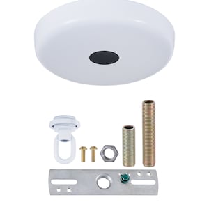 Puede incluir: Un dosel de techo blanco de forma redonda con un agujero central negro. El dosel viene con una placa de montaje de metal, dos tornillos, una tuerca y dos varillas roscadas de metal.