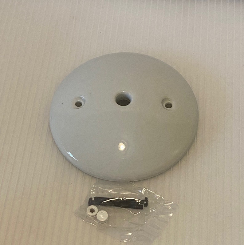 Pu&ograve; includere: Plafoniera in ceramica bianca con tre fori e un foro centrale. La lampada viene fornita con due viti e due rondelle bianche.