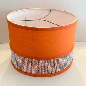 Abat-jour tambour orange de style rétro OOAK avec strass. Echantillon de teinte
