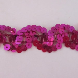 1 yard of Iridescent Fuchsia Scalloped Sequin Trim 1&quot; wide