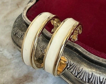 Brincos de argola vintage Trifari em esmalte branco e dourado, com fecho de pressão, estilo preppy Y2K, estilo old money.