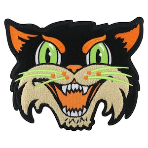 Peut inclure: Un patch brodé représentant un visage de chat avec des yeux verts, une fourrure noire, des oreilles orange et une large bouche ouverte.