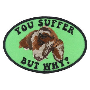 Puede incluir: Parche bordado ovalado verde con un perezoso marrón y el texto "You suffer but why?"