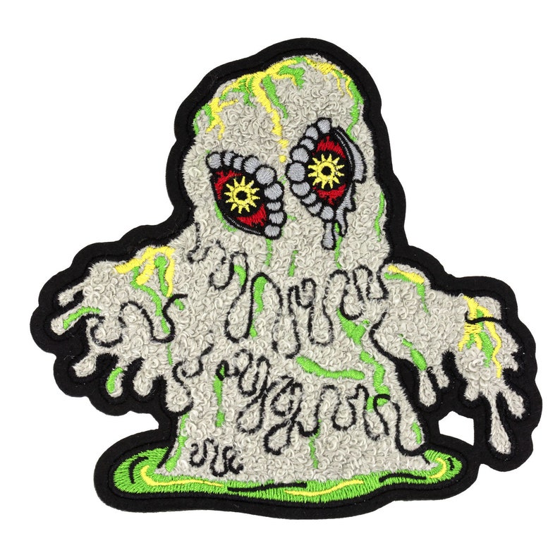 Puede incluir: Un parche bordado que representa un fantasma derriti&eacute;ndose con ojos rojos y el texto "Boo Ya'll" en blanco, en tonos grises y verdes.