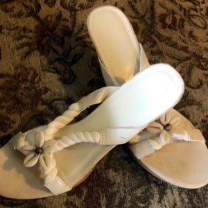 Size 8 tan heeled sandals like new!