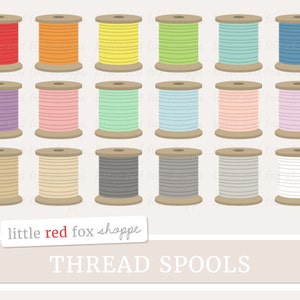 Puede incluir: Conjunto de 18 carretes de hilo de colores con bases de madera. Los carretes están dispuestos en tres filas de seis. Los colores son rojo, naranja, amarillo, verde, azul, morado, rosa, menta, azul claro, melocotón, lavanda, beige, marrón, gris, gris claro y blanco.