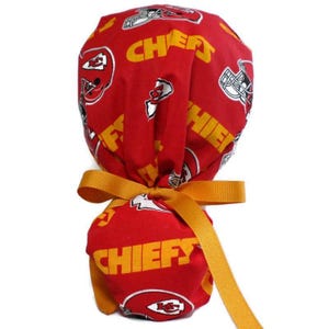 Bonnet Kansas City Chiefs pour femme avec queue de cheval, doublure en satin en option, boutons en option image 2
