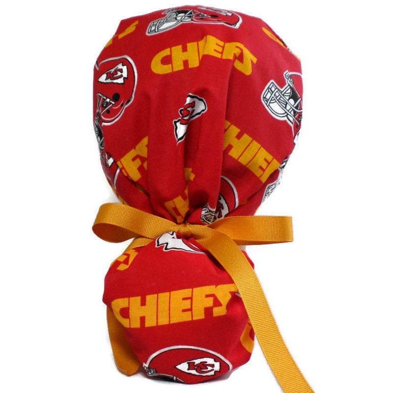 Bonnet Kansas City Chiefs pour femme avec queue de cheval, doublure en satin en option, boutons en option image 2