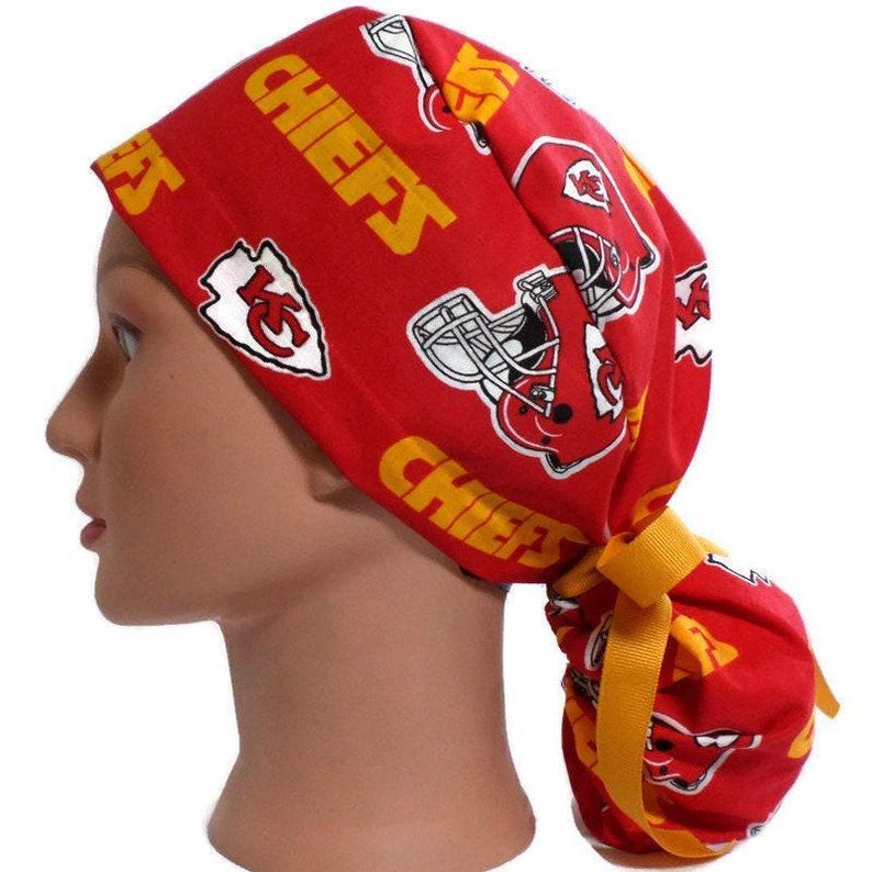 Bonnet Kansas City Chiefs pour femme avec queue de cheval, doublure en satin en option, boutons en option image 3