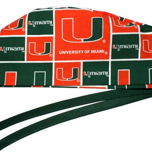 Puede incluir:  gorro de quir&oacute;fano verde y naranja con un patr&oacute;n repetido del logotipo de la Universidad de Miami y las palabras "U Miami".