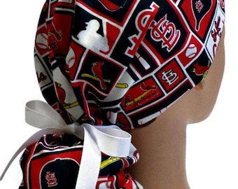 Gorro quirúrgico con cola de caballo y diseño de los St. Louis Cardinals para mujer. Forro de satén opcional.
