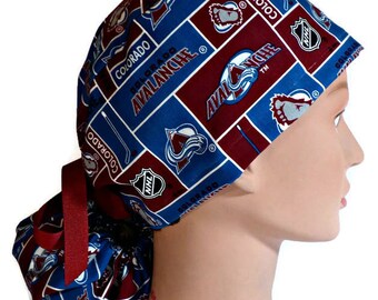 Gorro quirúrgico Colorado Avalanche Ponytail para mujer (muestra mostrada). Forro de satén opcional.