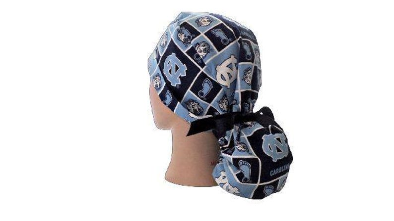 Women's North Carolina Tar Heels Ponytail Medical Surgical Scrub Hat Optional Satin Lining, Optional Buttons afbeelding 3