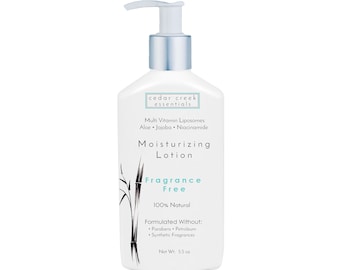Può includere: Flacone di plastica bianco di lozione idratante Cedar Creek Essentials con un erogatore a pompa. La bottiglia è etichettata "Senza profumo" e "100% naturale". È formulata senza parabeni, petrolio o fragranze sintetiche. La bottiglia contiene 5,5 once di lozione.