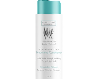 Può includere: Flacone bianco di balsamo nutriente Cedar Creek Essentials con tappo turchese. L'etichetta include testo sugli ingredienti e i benefici del prodotto, come l'aggiunta di lucentezza e la prevenzione delle doppie punte. Senza profumo, 355 ml.
