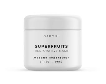 Könnte beinhalten: Ein weißes Glas der Saboni Superfruits Restorative Maske. Das Glas hat eine abgerundete quadratische Form mit einem weißen Deckel. Der Text auf dem Glas lautet "SUPERFRUITS RESTORATIVE MASK" und "Masque Réparateur". Das Glas enthält 60 ml.