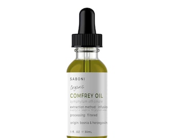 Può includere: Una bottiglia di vetro trasparente con un contagocce nero che contiene olio di consolida maggiore. L'etichetta della bottiglia è bianca con testo nero che dice "SABONI Organic COMFREY OIL symphytum officinale extraction method: infusion caprylic capric triglycerides processing: filtered origin: bosnia & herzegovin 1 fl. OZ e 30mL".
