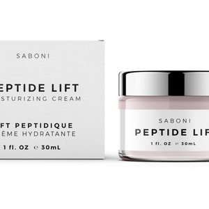 Op de afbeelding: Een witte pot met een zilveren deksel met Saboni Peptide Lift Moisturizing Cream. De pot is gelabeld met de productnaam en de maat: 1 fl. oz. e 30mL.