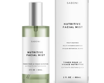 Può includere: Una bottiglia di vetro trasparente con un ugello spray argentato e un'etichetta verde che recita "Saboni Nutritive Facial Mist Toner Pour Le Visage Nutritive Extraits Botaniques 2 fl. oz. e 60mL". La bottiglia è accanto a una scatola bianca con lo stesso testo e il testo aggiuntivo "Fruit Enzymes Multi-Vitamin Complex Unique Botanical Blend".