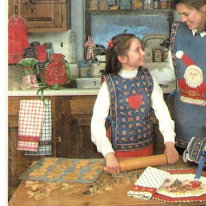 Simplicity 8213 Sewing Pattern for Christmas Kitchen Accessories Placemats Napkins Casserole Carrier Oven Mitt Pot Holders Tabard Uncut