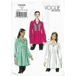 Op de afbeelding: Vogue Patterns naaipatroon met drie tuniekontwerpen. Het patroon bevat een roze tuniek met een grijze pas, een witte tuniek en een groen-wit gestreepte tuniek. De patroongrootte is F5 (16-18-20-22-24).
