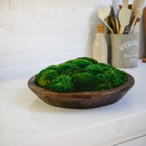 Arreglo de musgo preservado, artículos para el hogar en cuenco redondo de madera verde, centro de mesa de decoración natural.
