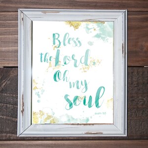 Könnte beinhalten: Ein gerahmter Druck mit einem Aquarellhintergrund in den Farben Türkis und Gold. Der Druck zeigt den Text "Bless the Lord, oh my soul" in türkisfarbener Schrift mit dem Vers "Psalm 103" darunter.