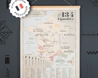 Könnte beinhalten: Eine gerahmte Karte der französischen Weinberge mit dem Titel "Collection Vignobles de France". Die Karte zeigt detaillierte Illustrationen der Weinregionen mit französischem Text. Die Karte wird von einer Holzleiste und einer Schnur gehalten.