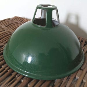 Paralume in metallo smaltato verde vintage con stile industriale bianco