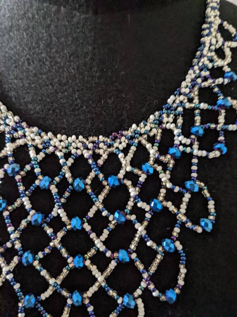 Collier Plastron Vintage En Tissu Bleu Avec Cabochon Et Perles Marbrées Or - Occasion Très Bon état