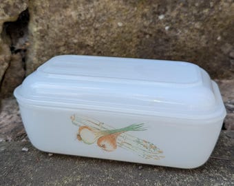 Miseczka na masło Arcopal Milk Glass z połowy XX wieku, z motywem warzyw
