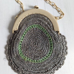Bolso de mano o cartera de crochet vintage de mediados de siglo, accesorio vintage gris y verde de los años 50, ropa de noche