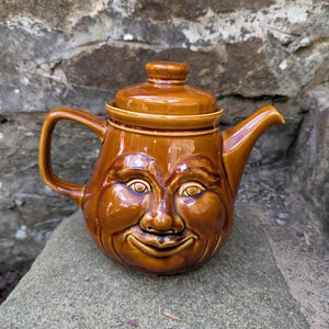 Grande teiera vintage in ceramica marrone con volto